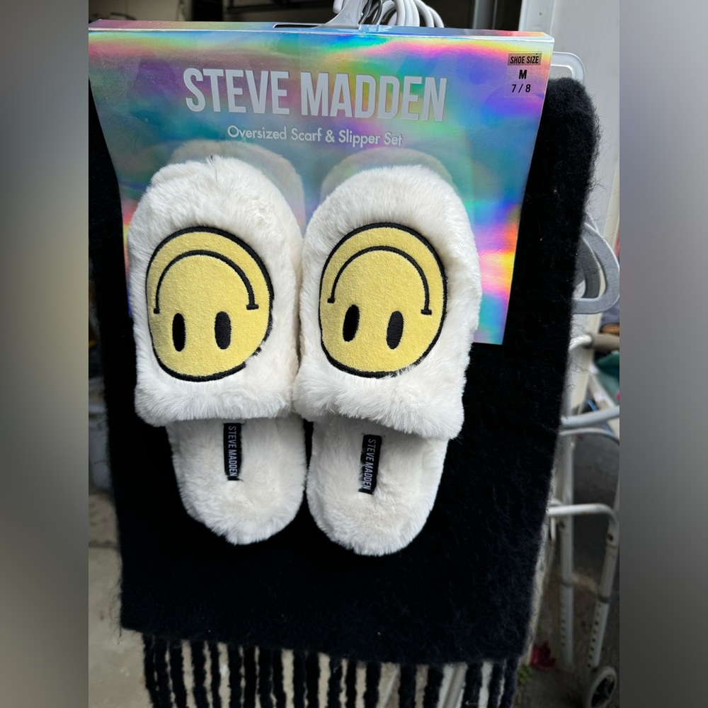 Steve Madden size 7-8 slippers with black scarf